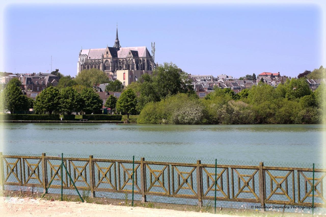 Comme A La Maison - Basilique Saint-Quentin  Bagian luar foto