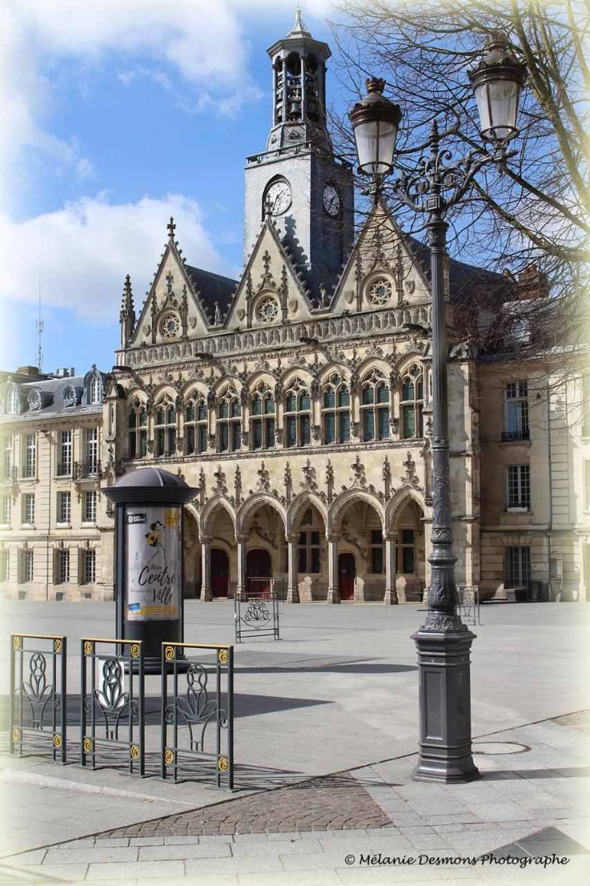 Comme A La Maison - Basilique Saint-Quentin  Bagian luar foto