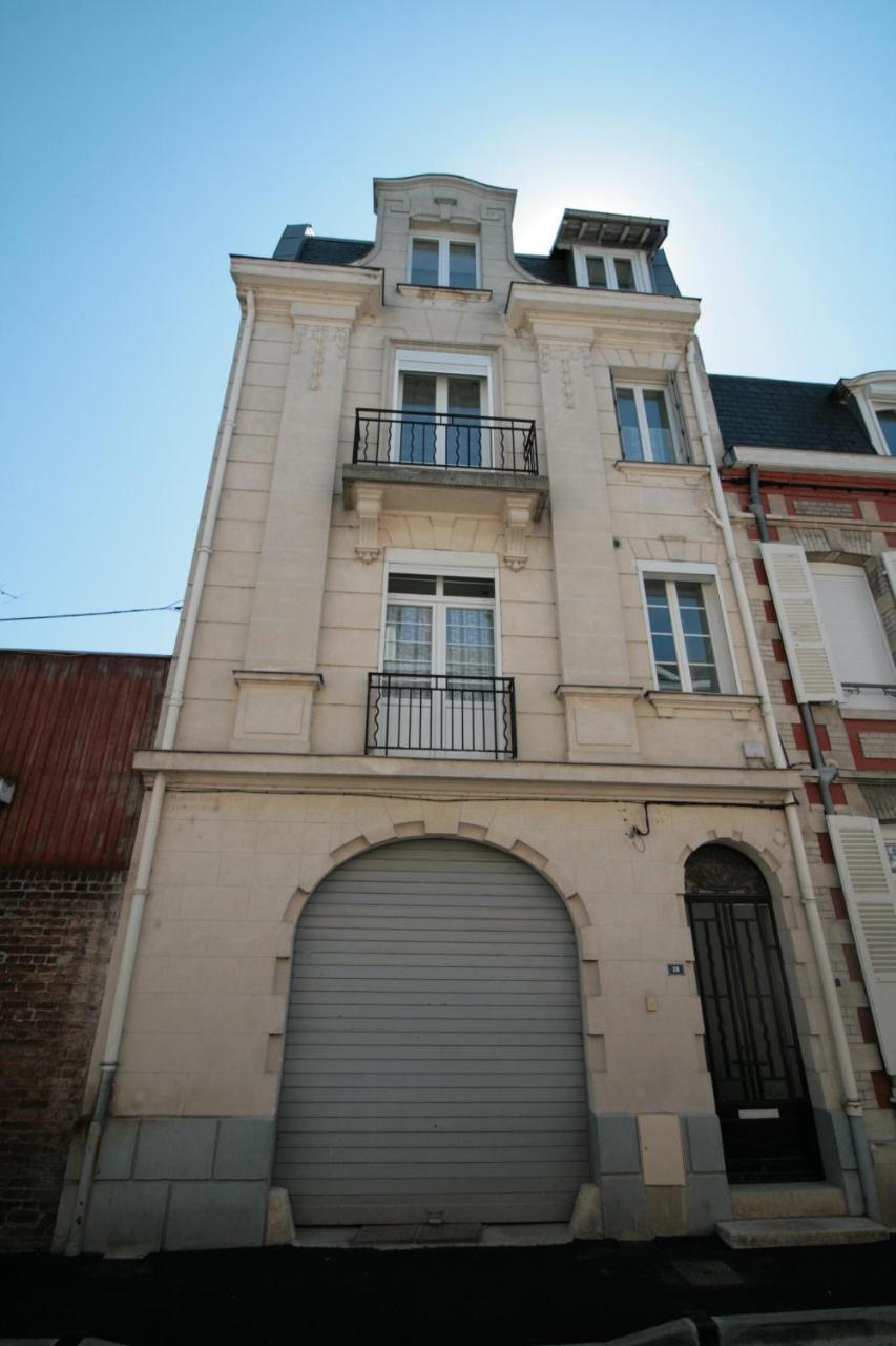 Comme A La Maison - Basilique Saint-Quentin  Bagian luar foto